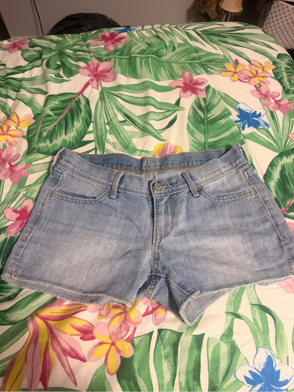 Old Navy The Diva Women’s Size 2 Light Wash Denim Cutoff Shorts